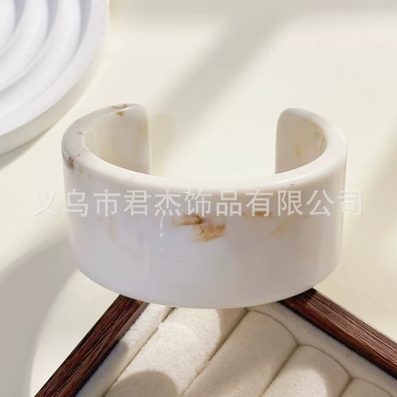 นำเข้าเครื่องประดับ — Cross-border ใหม่ sfumato เรซิ่นสร้อยข้อมือ C-ring,สร้อยข้อมือบุคลิกภาพเรขาคณิตที่เรียบง่าย,อารมณ์แฟชั่น,เครื่องประดับมือผู้หญิงขายส่ง