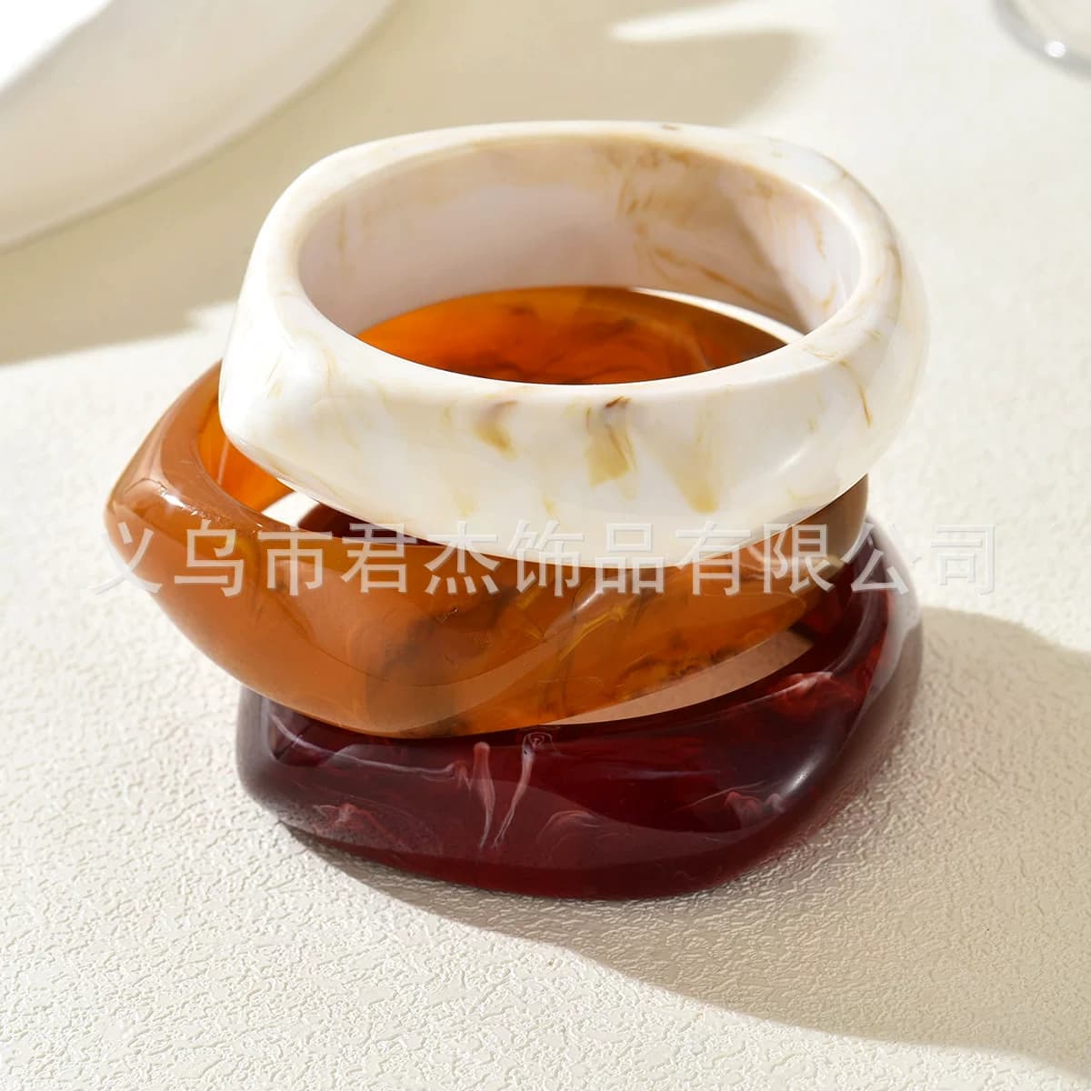นำเข้าเครื่องประดับ — สร้อยข้อมือเรซินที่ผิดปกติข้ามพรมแดนตั้งค่าการออกแบบเฉพาะสร้อยข้อมือที่พูดเกินจริงในยุโรปและอเมริกาสร้อยข้อมือกว้างที่ไม่ซีดจางระดับไฮเอนด์